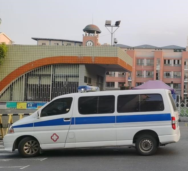 江海救护车出租护送骨折病人一公里多少钱